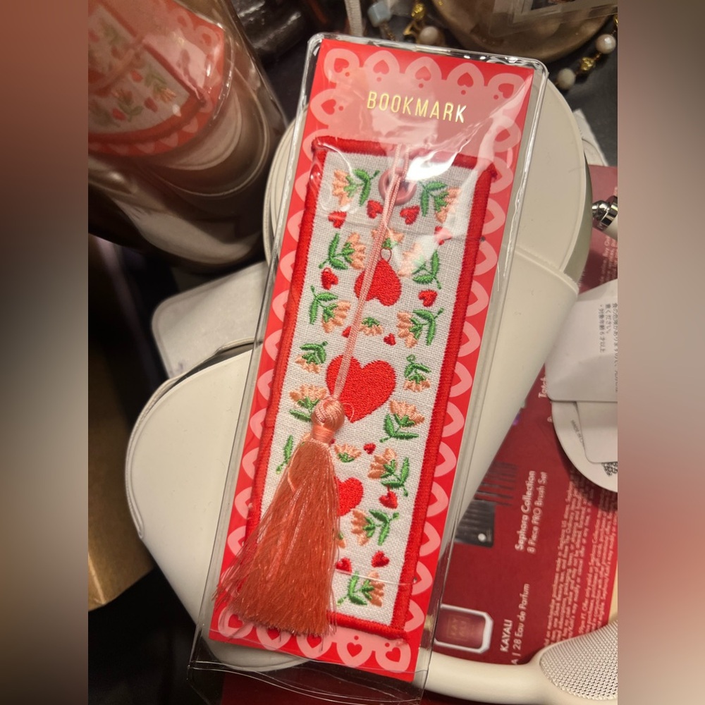Barnes an Noble limited edition Valentine’s Day bookmark (brand new)